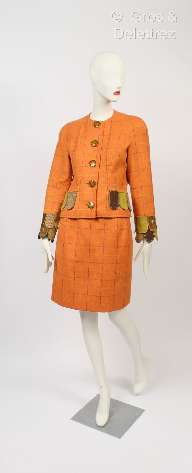 Null 克里斯汀-拉克鲁瓦（Christian LACROIX） - 1993-1994 秋冬系列 - 橙色羊毛服装，带格纹和轭纹，由夹克和裙子组成。T.40&hellip;