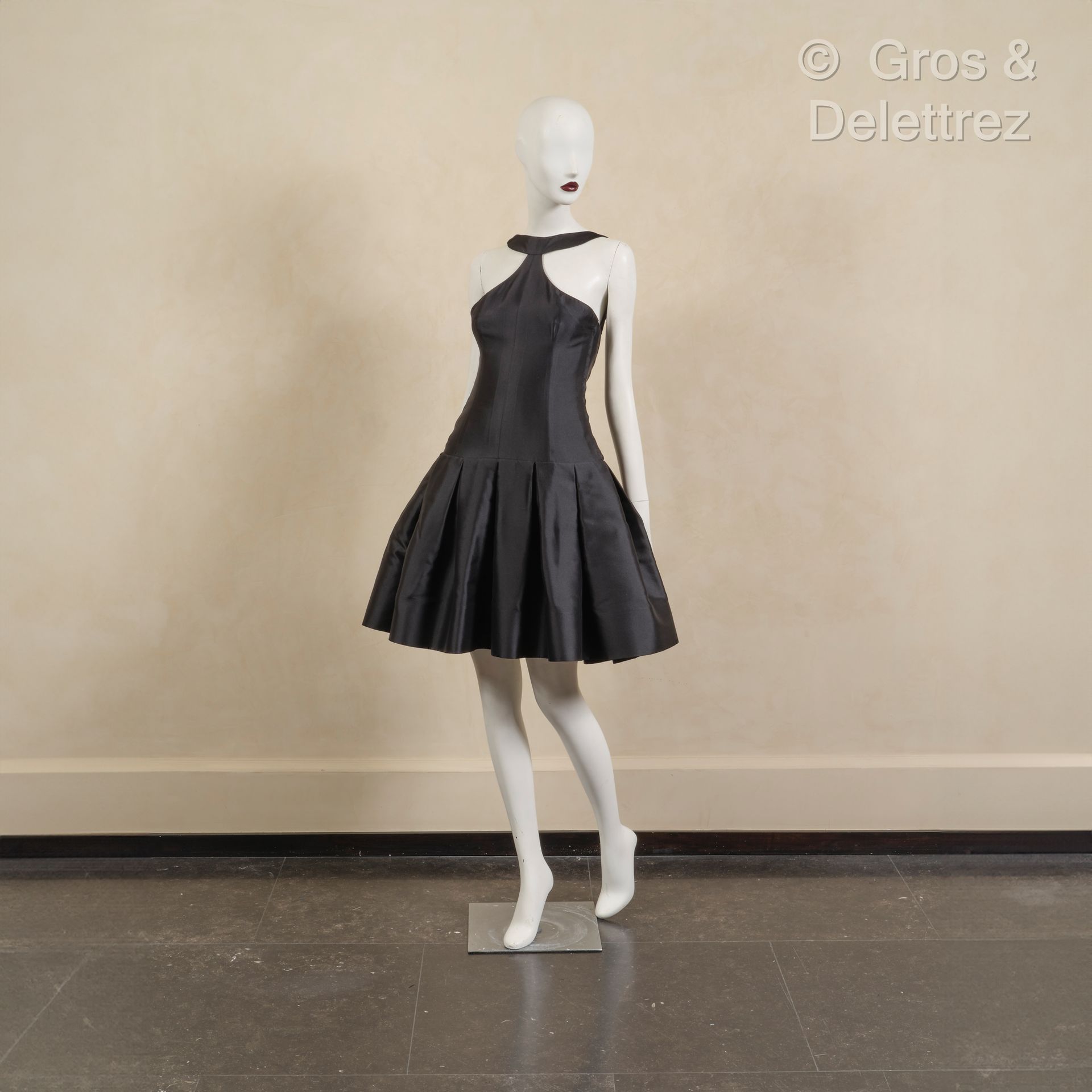 Null *GIVENCHY 1991-1992 秋冬高级定制系列 - n°81260 - 黑色真丝连衣裙，裙摆饰有盒褶。黑色标签，白色图案。