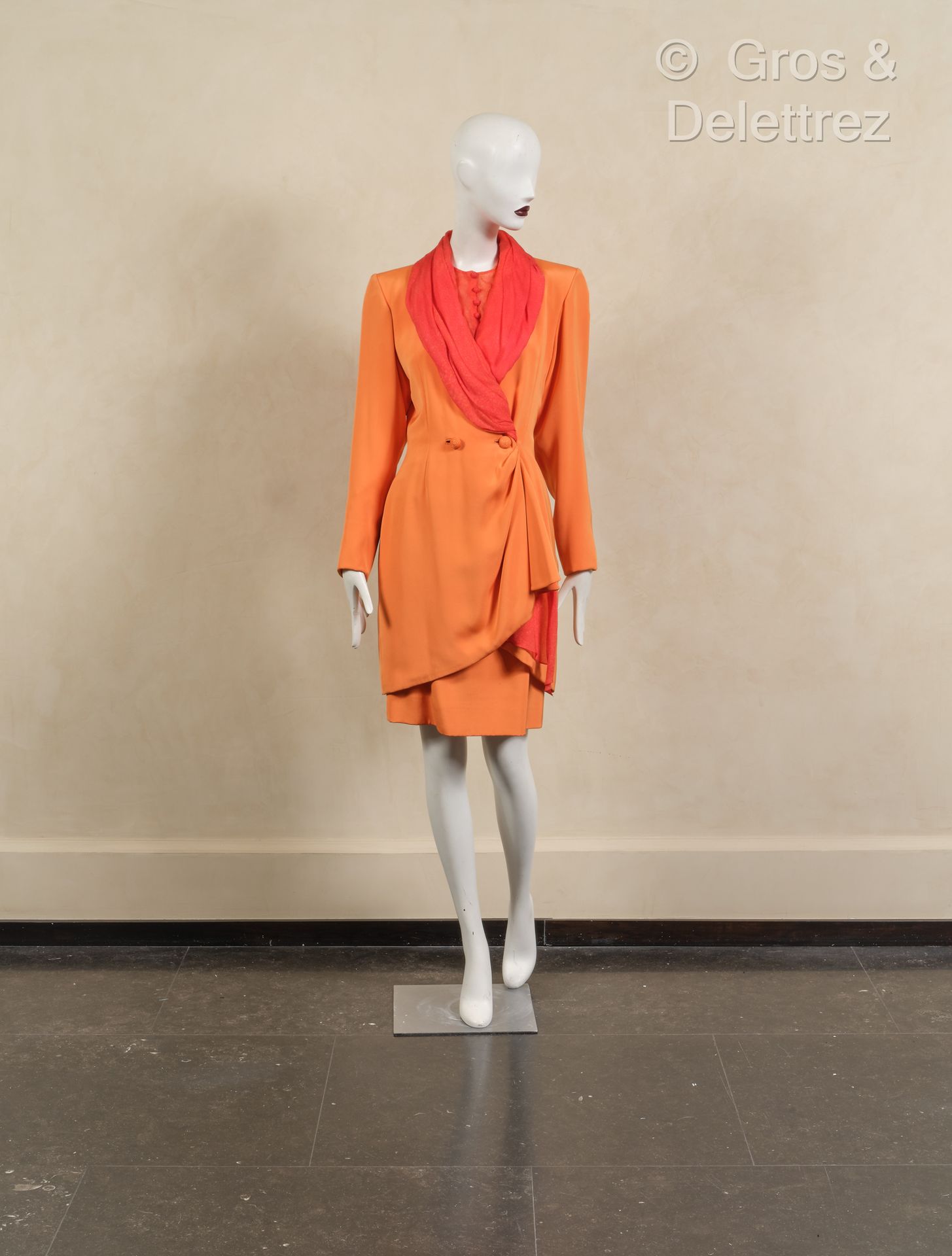 Null Jean-Louis SCHERRER N°9314 - 杏色套装，包括一件渐变色雪纺披肩领外套和一条裙子，搭配一件同色系上衣。白色标签，黑色图案，完&hellip;