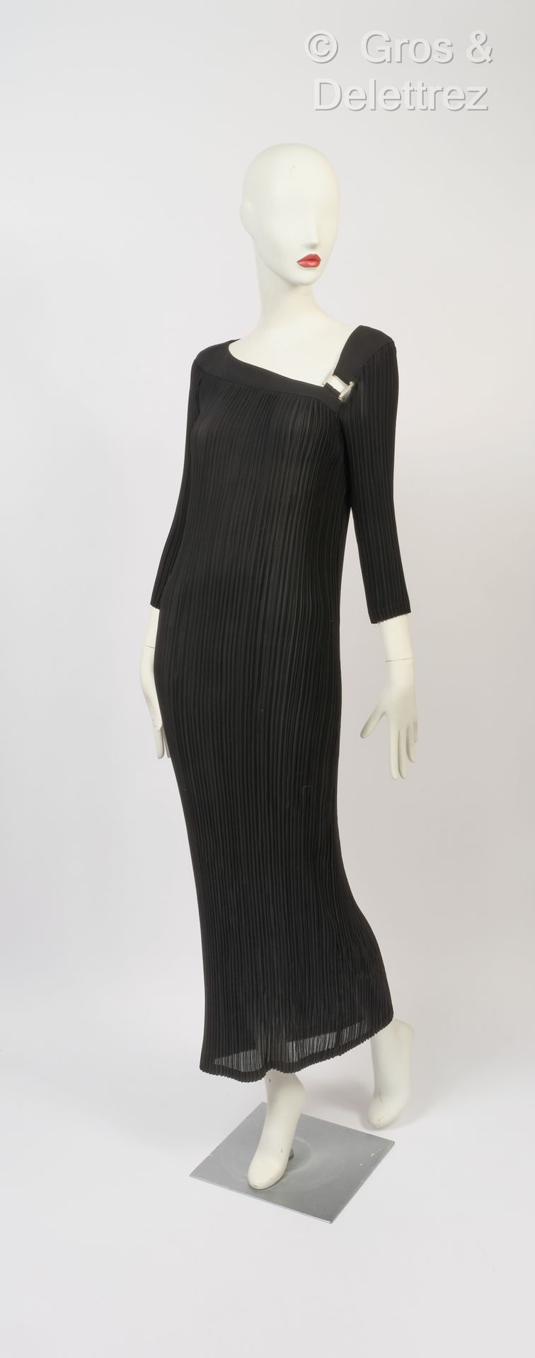 Null MUGLER - Robe longue en crêpe noir plissé, décolleté asymétrique.