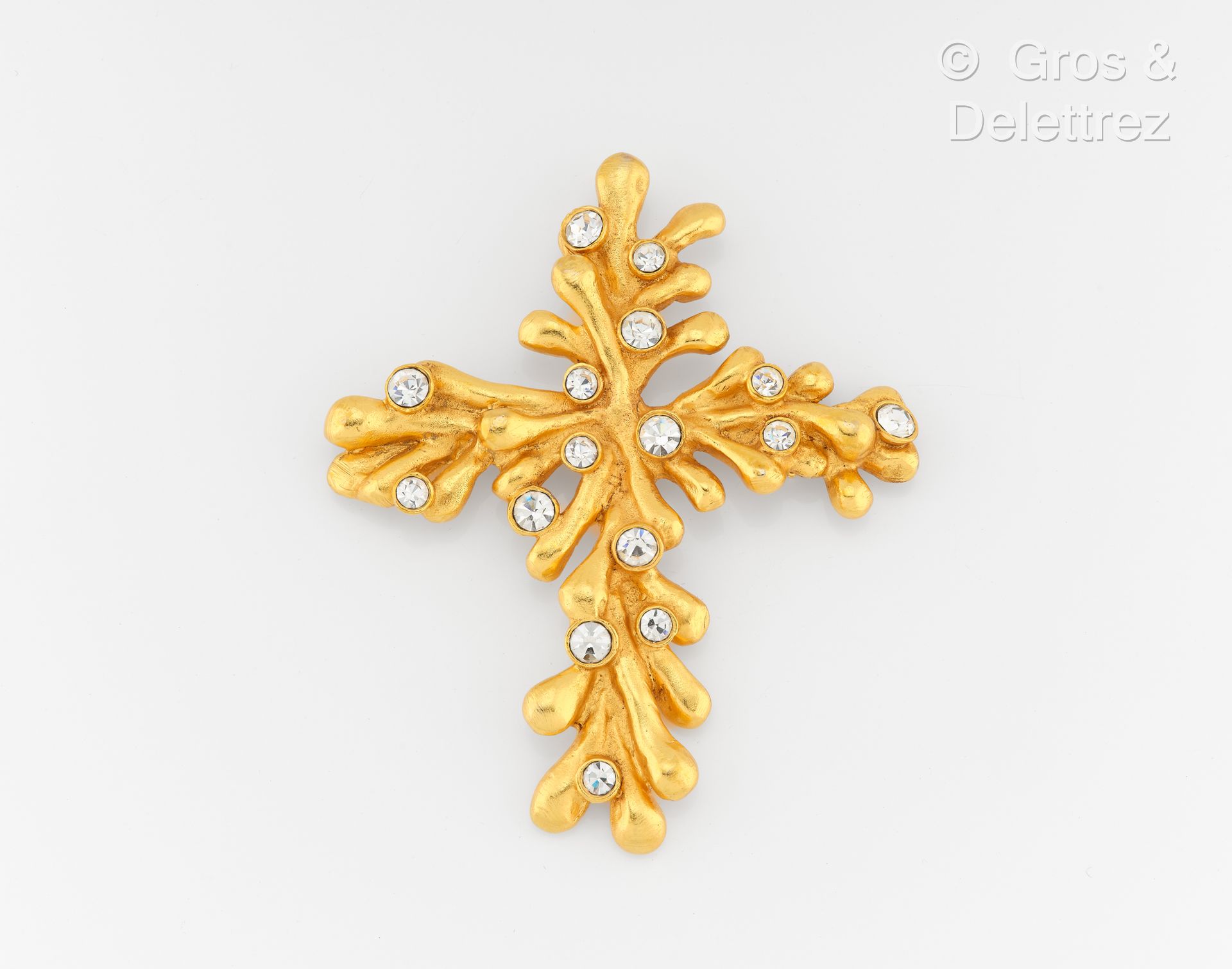 Null Christian LACROIX - Broche croix "Feuillage" faisant pendentif en métal dor&hellip;