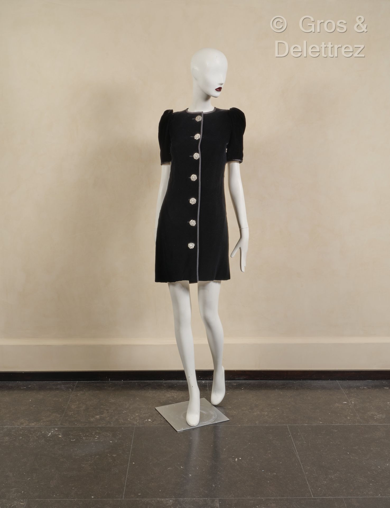 Null *Yves SAINT LAURENT haute couture circa 1980 n°53125 - Robe en velours noir&hellip;
