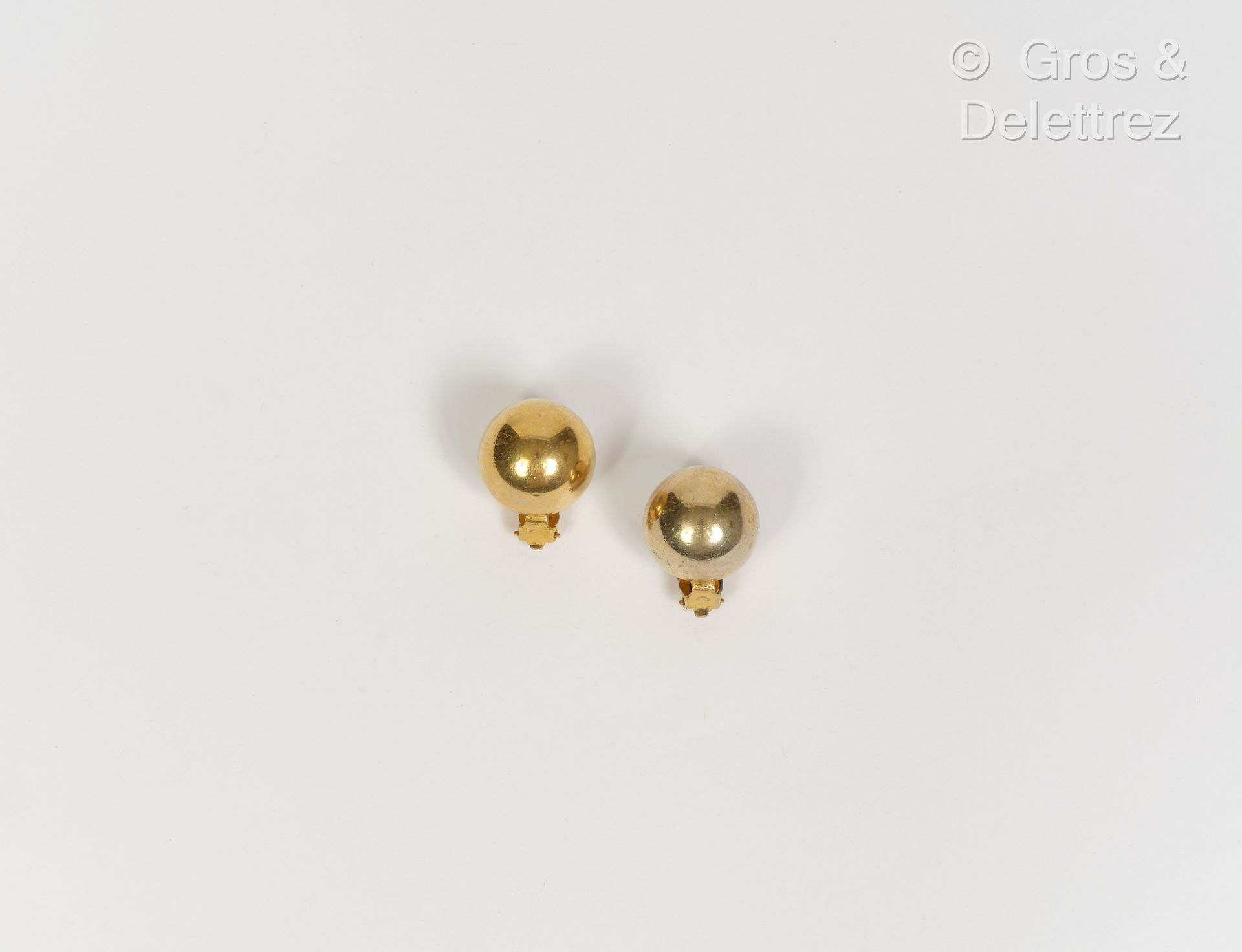 Null Yves SAINT LAURENT - Paire de clips d'oreille boule en métal doré. Signée. &hellip;