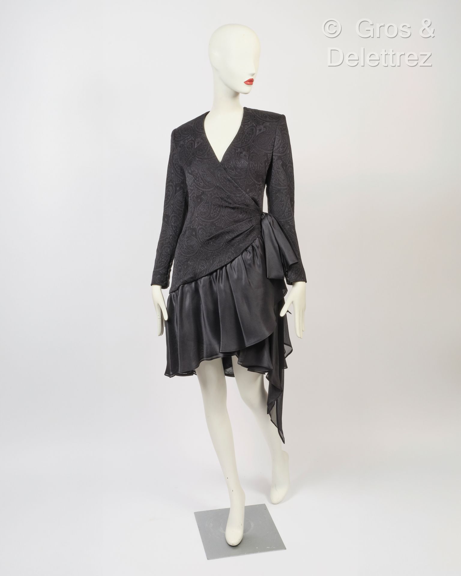 Null *Jean-Louis SCHERRER - 佩斯利图案黑色连衣裙，黑色欧根纱裙摆。T.38.