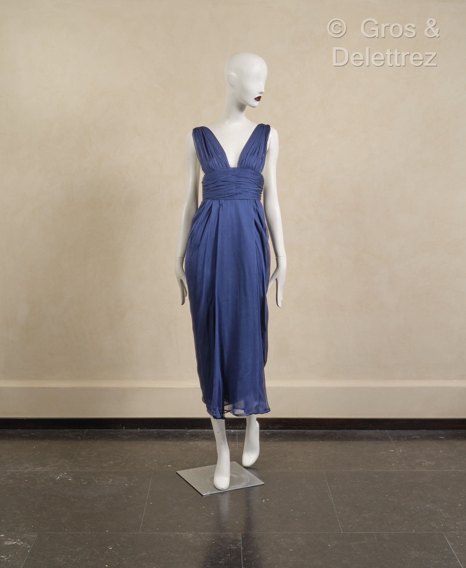 Null *GIVENCHY 高级定制时装 - 1989 春夏系列 n°77352 - 深蓝色真丝雪纺垂坠连衣裙，附披肩。黑色标签，白色图案。