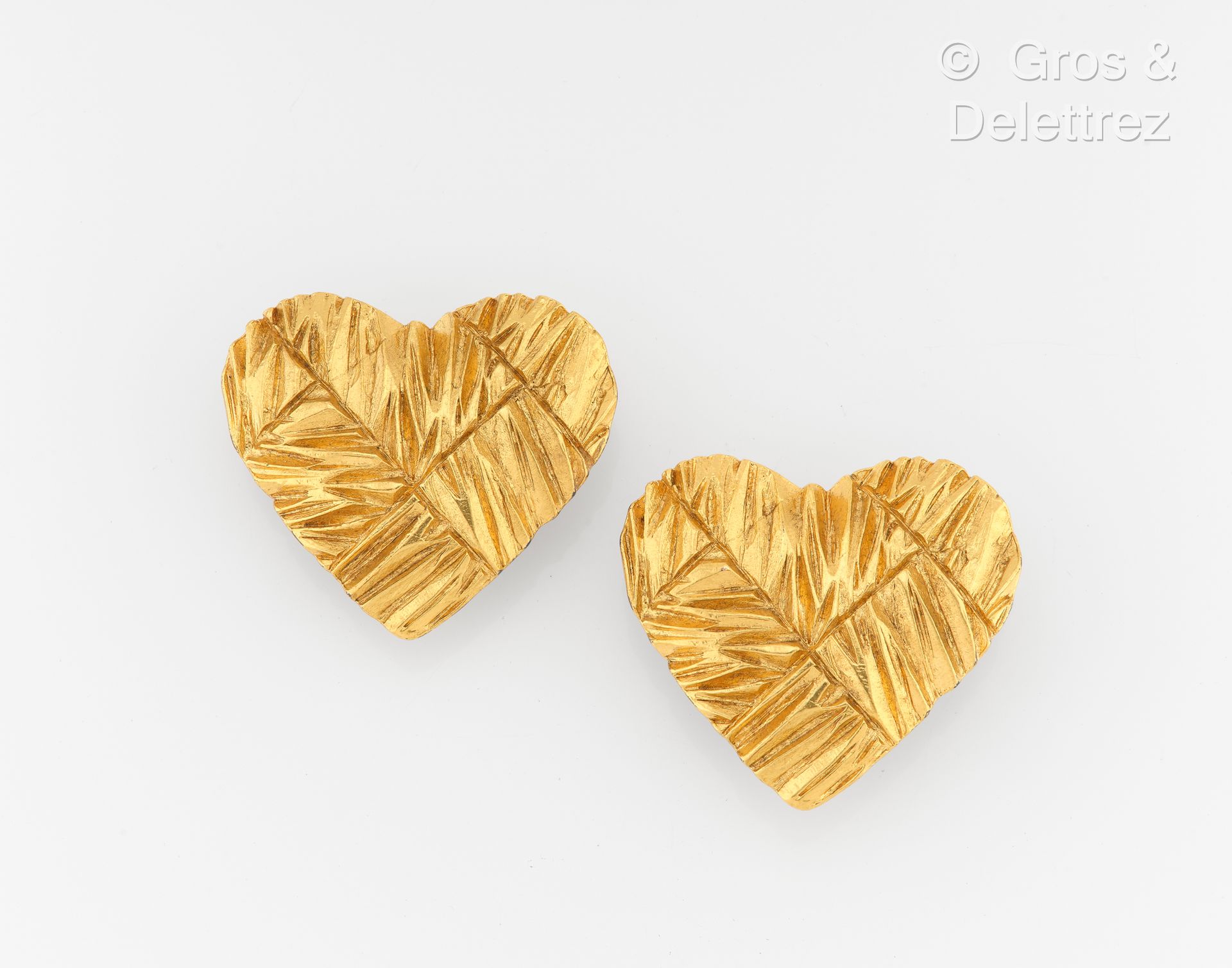 Null Yves SAINT LAURENT - Paire de clips d'oreille "Cœur" en métal doré. Signée.&hellip;