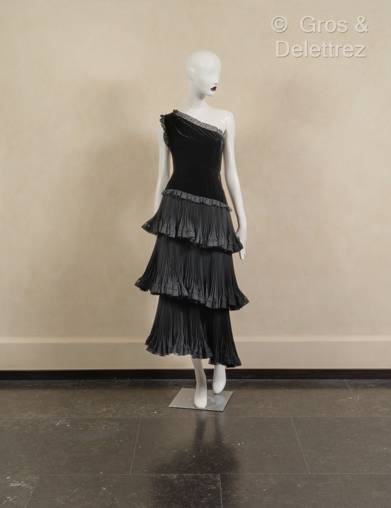 Null VALENTINO couture - Robe asymétrique en velours noir, crêpe mousseline et d&hellip;