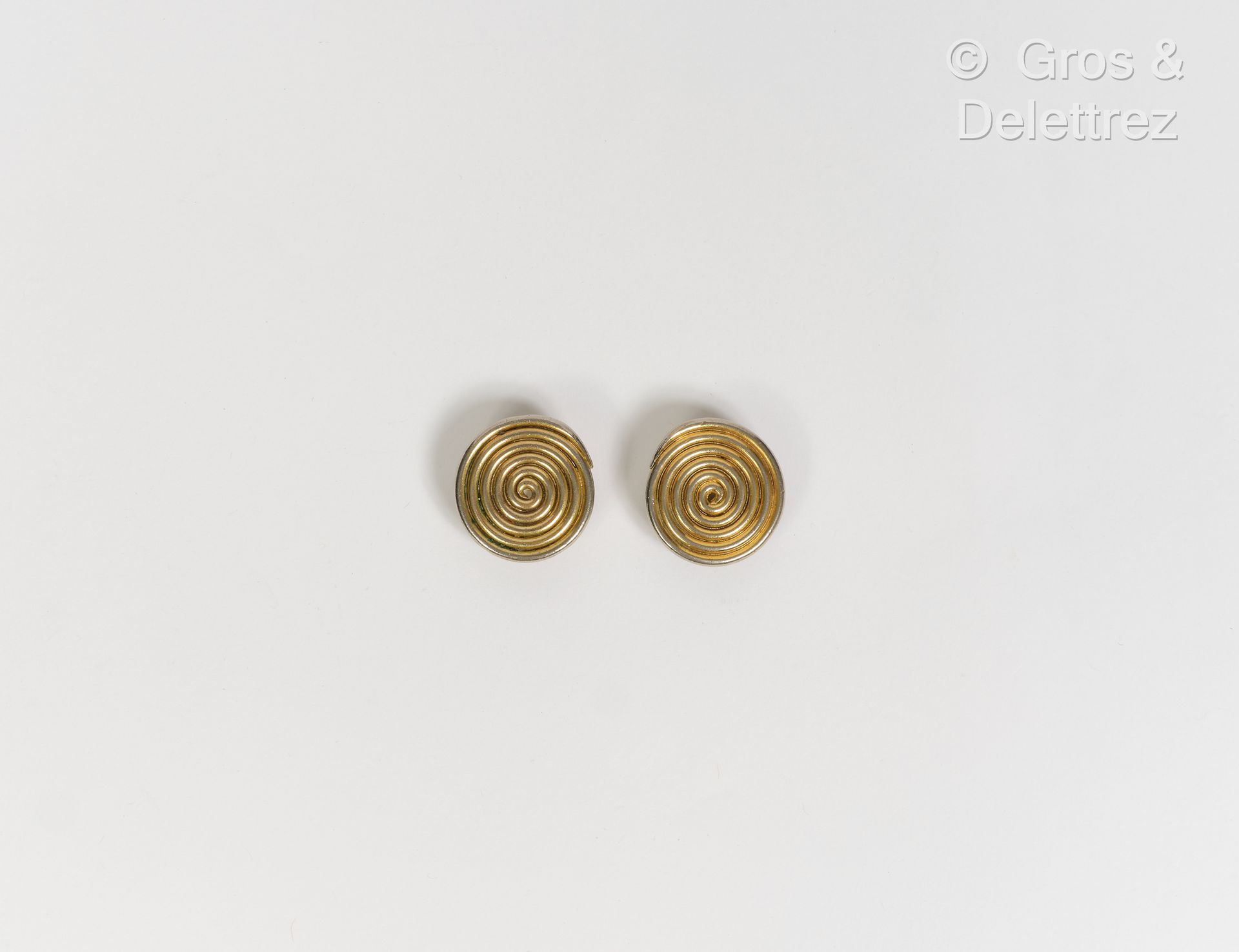 Null Yves SAINT LAURENT - Paire de clips d'oreille spirale en métal doré. Signée&hellip;