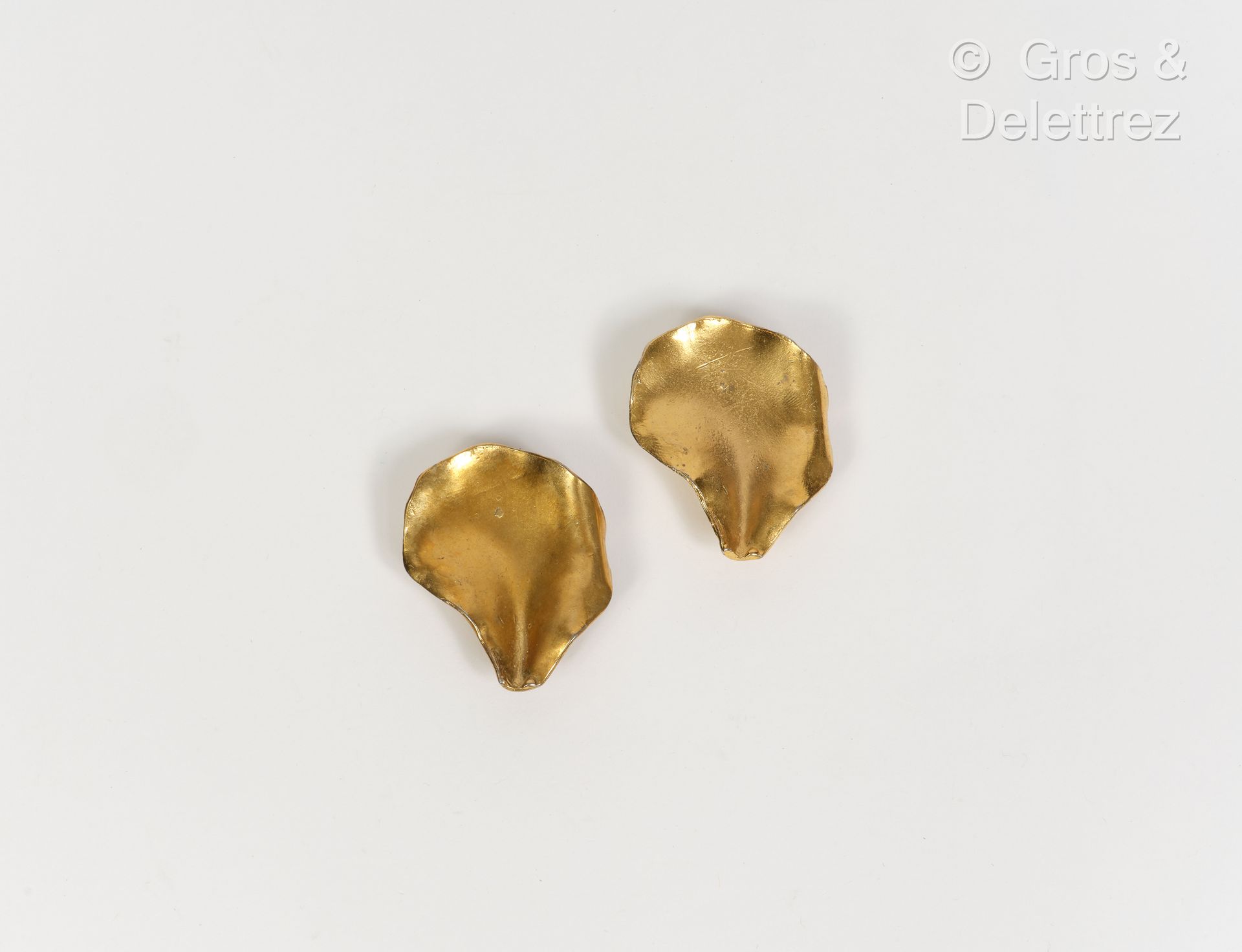 Null Yves SAINT LAURENT - Paire de clips d'oreille "Pétale" en métal doré. Signé&hellip;