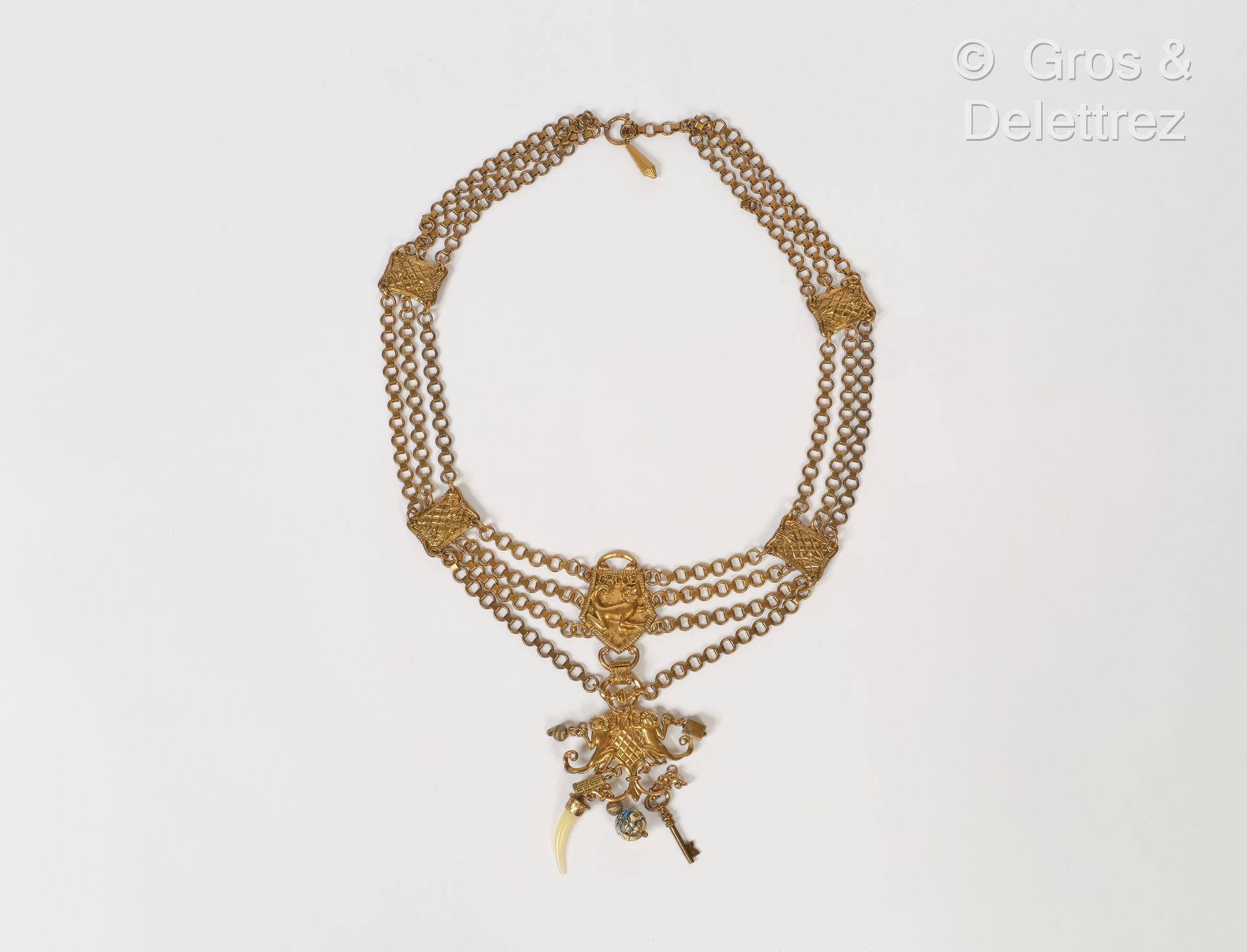 Null CHLOE - Magnifique collier d'inspiration héraldique en métal doré vieilli, &hellip;