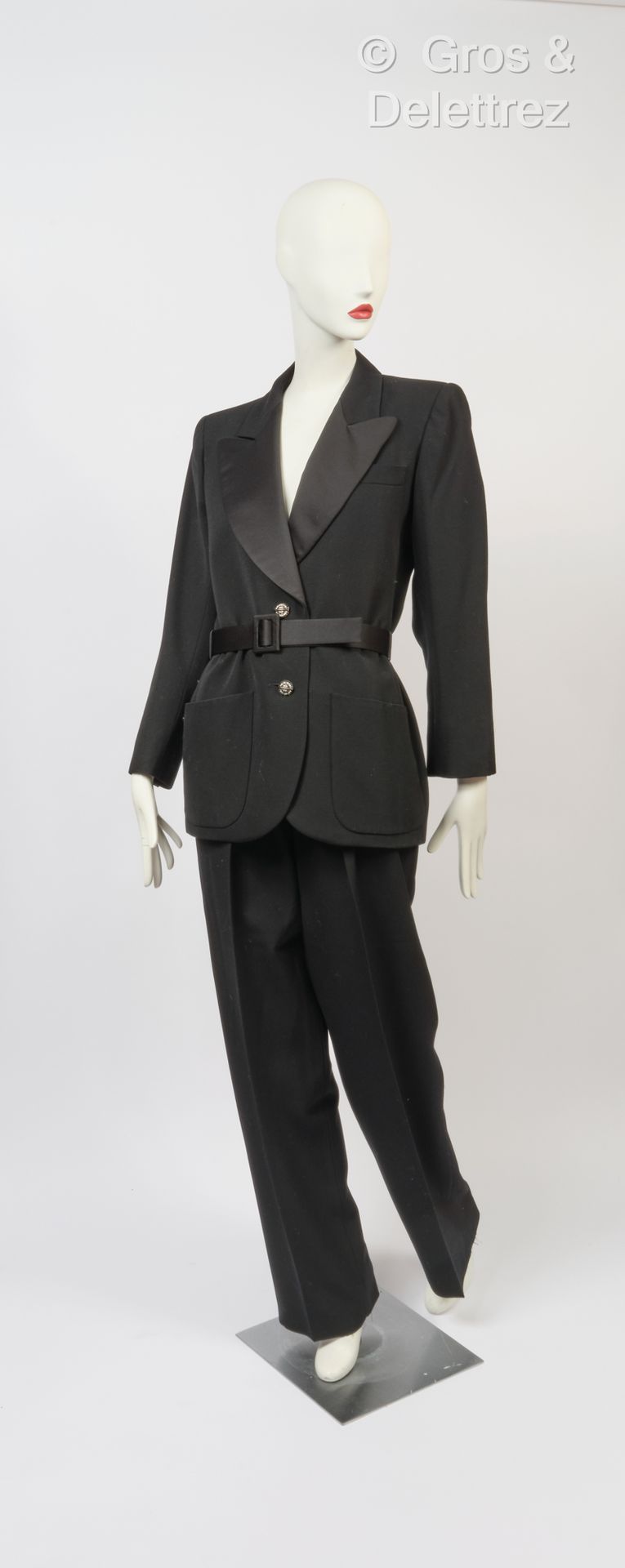 Null SAINT LAURENT 左岸 - 黑色羊毛套装，包括宽松燕尾服外套、腰带和长裤，裙摆相连。尺寸 38（纽扣非原装）。