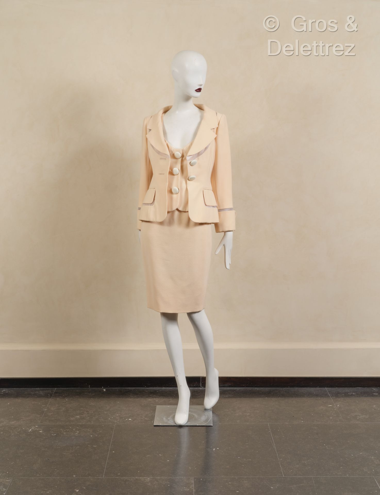 Null *Christian DIOR 高级定制 X Gianfranco Ferre - 1995 春夏系列 - 米色丝绸套装，包括一件欧根纱镂空外套和一条&hellip;