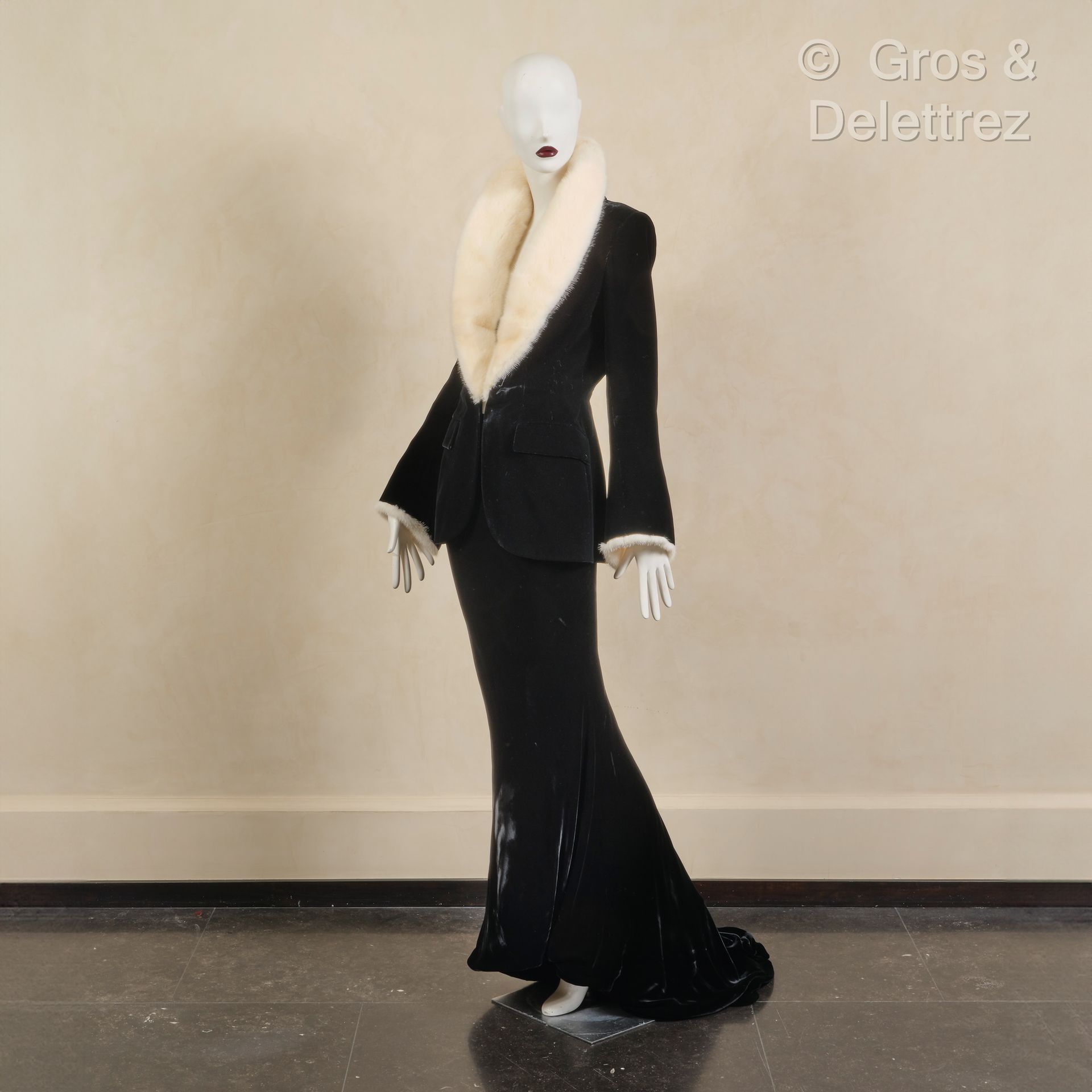 Null *让-保罗-高缇耶（Jean Paul GAULTIER）高级定制时装--2008 秋冬系列--非凡的黑色丝绒套装，包括夹克、环腰、披肩领、白色光泽貂&hellip;