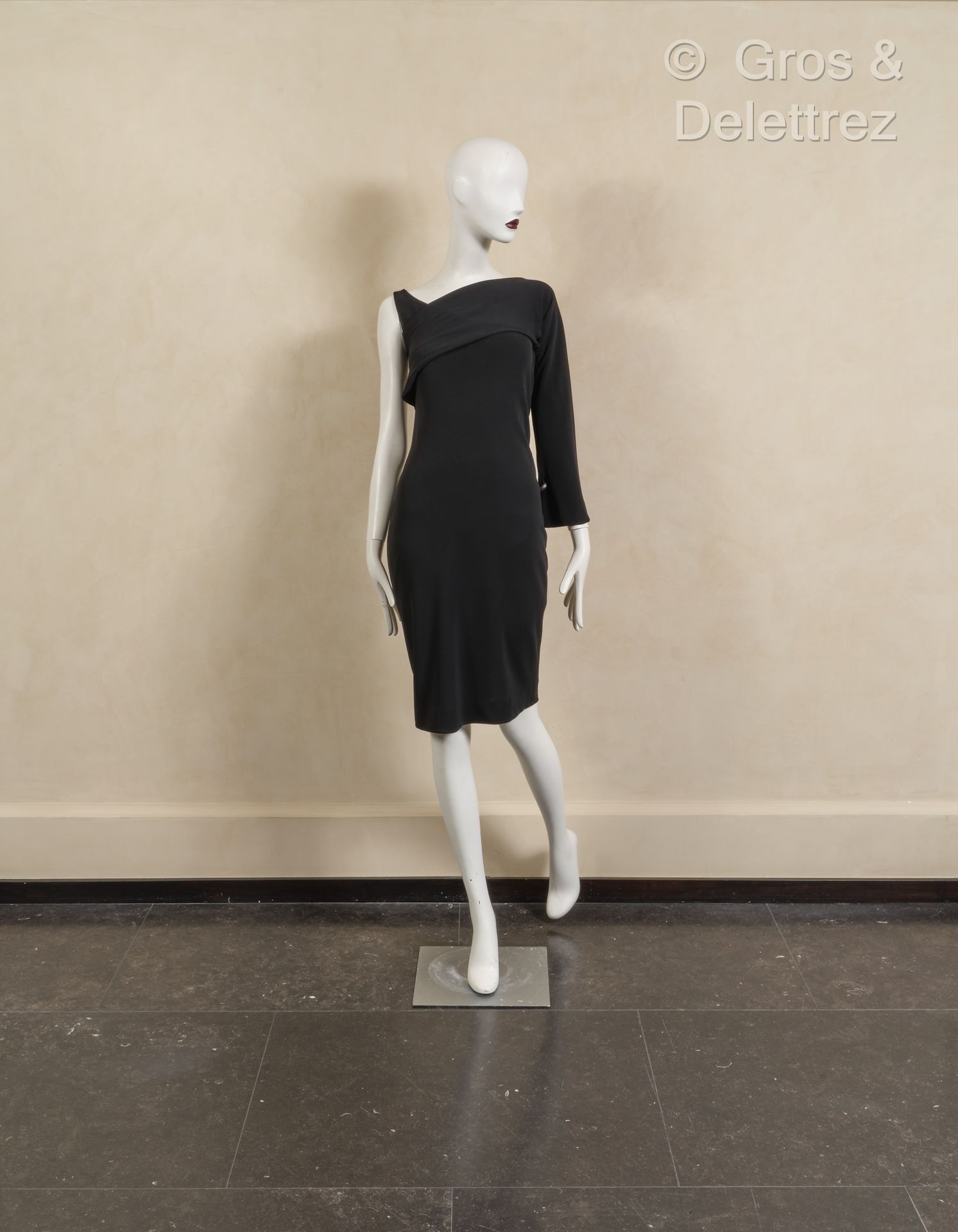 Null *JEAN PAUL GAULTIER 高级定制时装 - 2009-2010 秋冬系列 - 不对称黑色绉纱连衣裙，带肩带，配一只活动袖子。粉色蕾丝爪边&hellip;