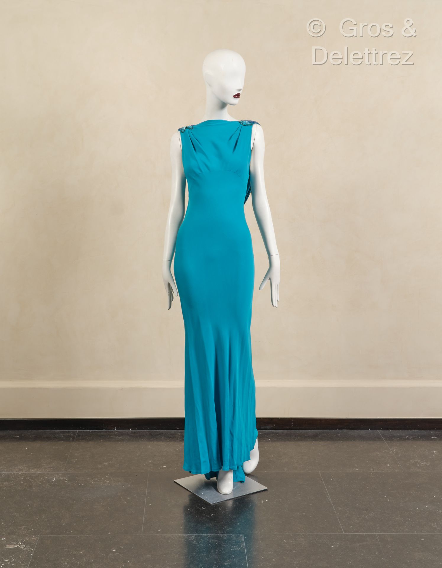 Null Emanuel UNGARO 2000 高级定制 - 绿松石色真丝绉绸长裙，后背垂坠串珠。白色标签，黑色图案。