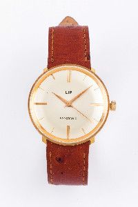 LIP vers 1960
Montre bracelet en métal plaqué or. Cadran
crème, trotteuse centra&hellip;