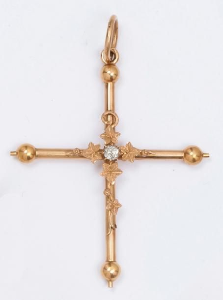Null Important pendentif «Croix» en or jaune ciselé orné au centre d’une pierre &hellip;