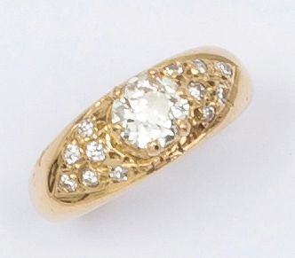 Null Bague jonc en or jaune ornée d’un diamant de taille ancienne bordé d’un pav&hellip;