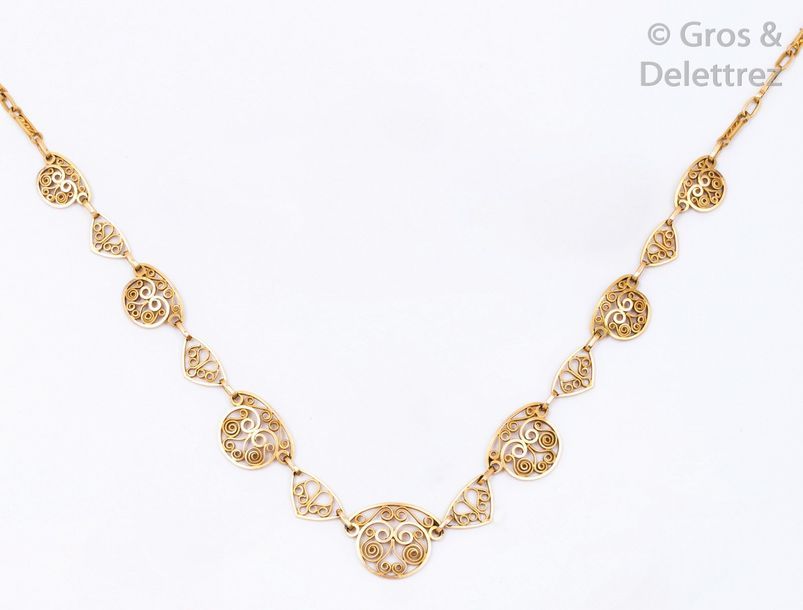 Null Collier collerette en or jaune à maillons ajourés et filigranés en chute. L&hellip;