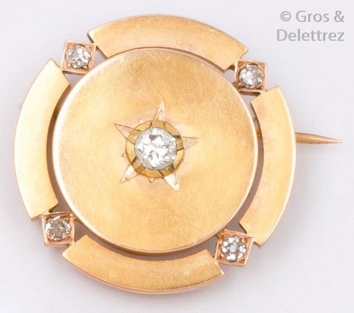 Null Broche en ronde en or jaune ornée de diamants taillés en brillant dont un p&hellip;