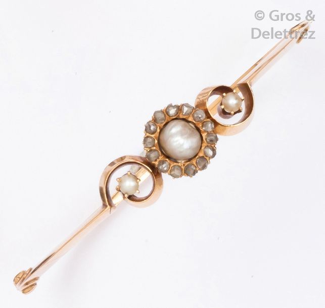 Null Bracelet rigide ouvrant en or rose ajouré à décor de volutes orné de perles&hellip;