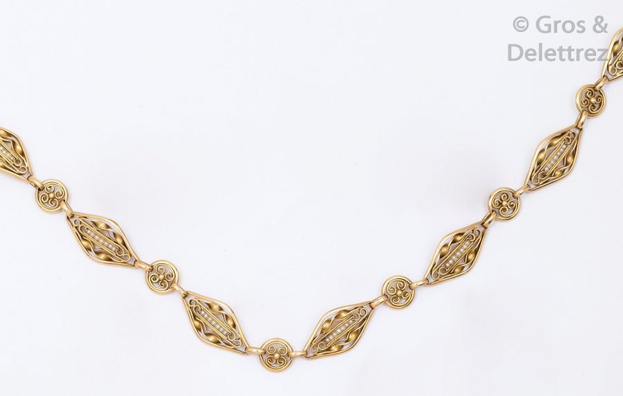 Null Collier en or jaune à maillons filigranés et petites perles. Longueur?: 42c&hellip;