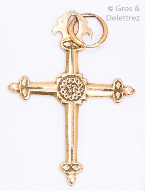 Null Pendentif «?Croix de Savoie dite Jeannette?» en or jaune ciselé. P. 5,2g.
