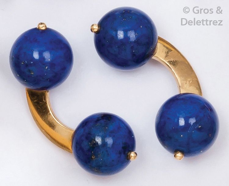 Null Paire de boutons de manchettes en or jaune ornés de boules de lapis-lazuli.&hellip;