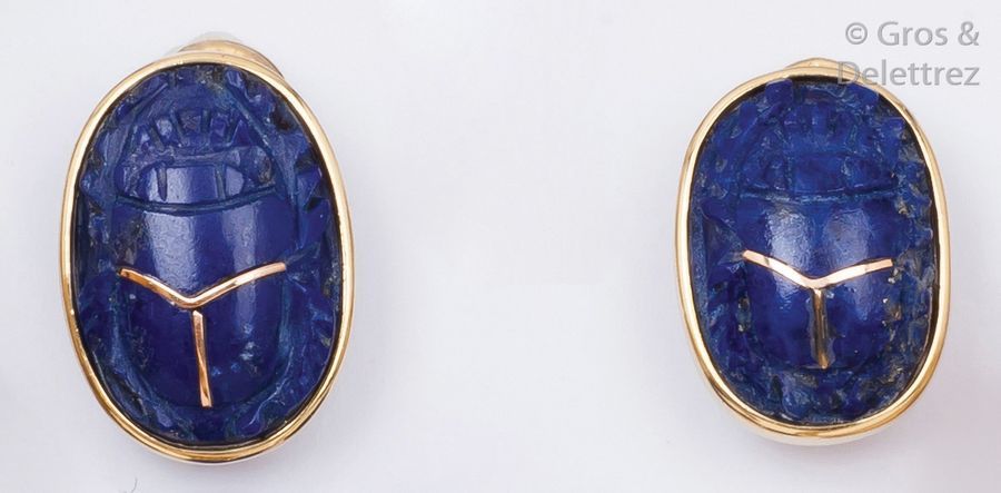 Null Paire de clips d’oreilles en or jaune ornés de lapis-lazuli sculpté à décor&hellip;