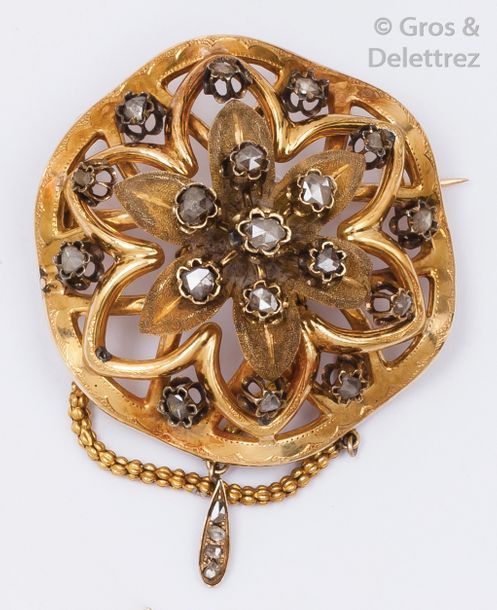 Null Broche «?Rosace?» en or jaune et argent ornée de diamants taillés en rose s&hellip;