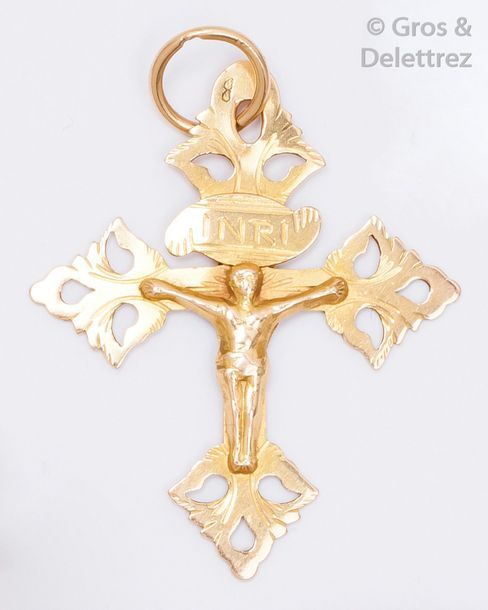 Null Pendentif «?Croix de Savoie?» en or jaune ciselé et ajouré. P. 6,4g.