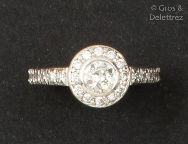 Null Bague en or gris ornée d’un diamant taillé en brillant en serti clos dans u&hellip;