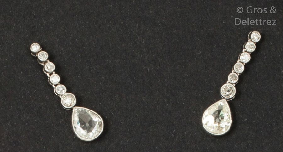 Null Paire de pendants d’oreilles en or gris ornés chacun d’une ligne de diamant&hellip;
