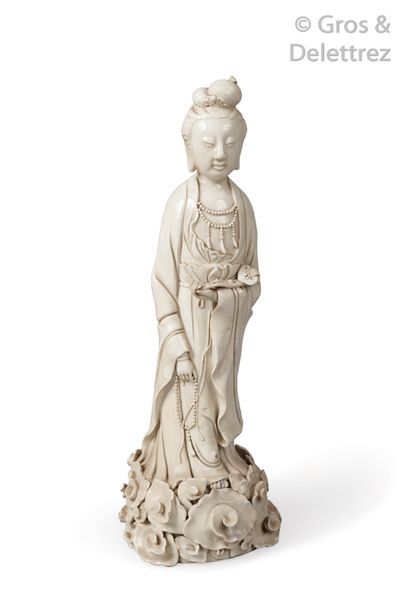Null Statuette de guanyin debout, en porcelaine émaillée blanc de Chine, tenant &hellip;