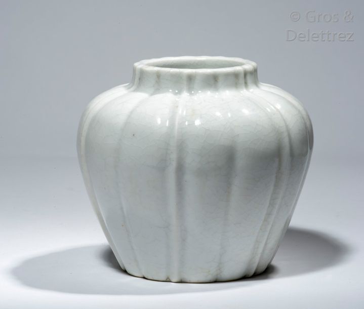 Null Chine, XIXe siècle Vase reprenant la forme d'un bouton de lotus fermé, en p&hellip;