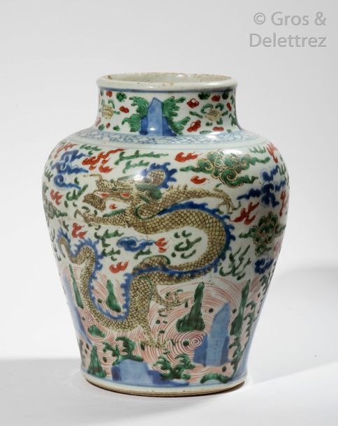 Null Chine, période Kangxi, XVII-XVIIIe siècle Vase balustre en porcelaine et ém&hellip;