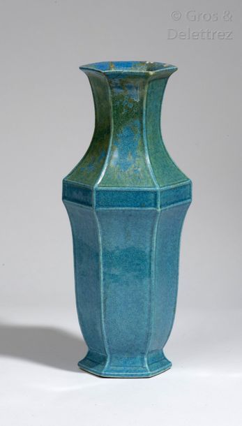 Null Chine, période Kangxi, XVIIIe siècle Vase balustre hexagonal en porcelaine &hellip;