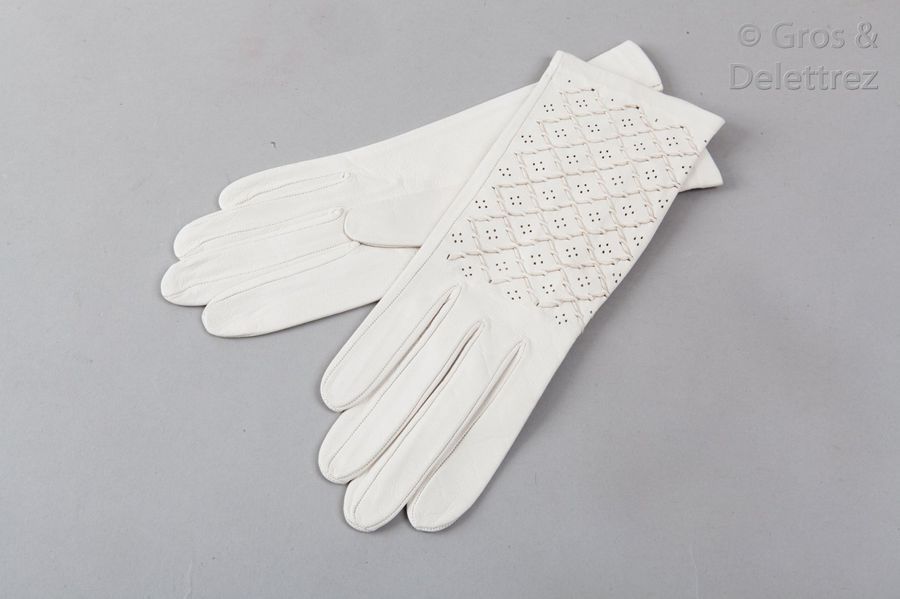 Null HERMES Paris 24 Fbg St Honoré

*Paire de gants en chevreau blanc, poignets &hellip;
