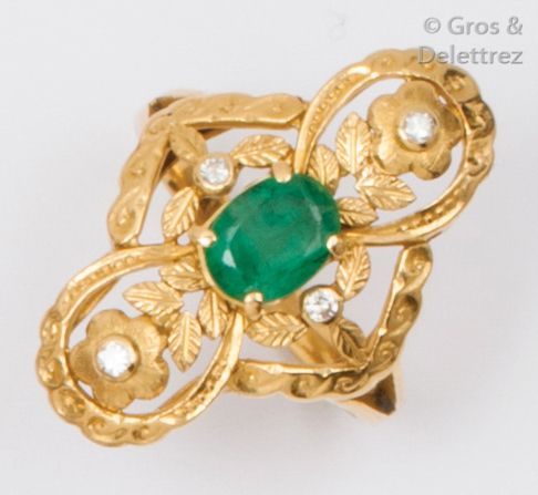 Null Bague en or jaune serti d’une émeraude ovale dans un entourage floral ajour&hellip;