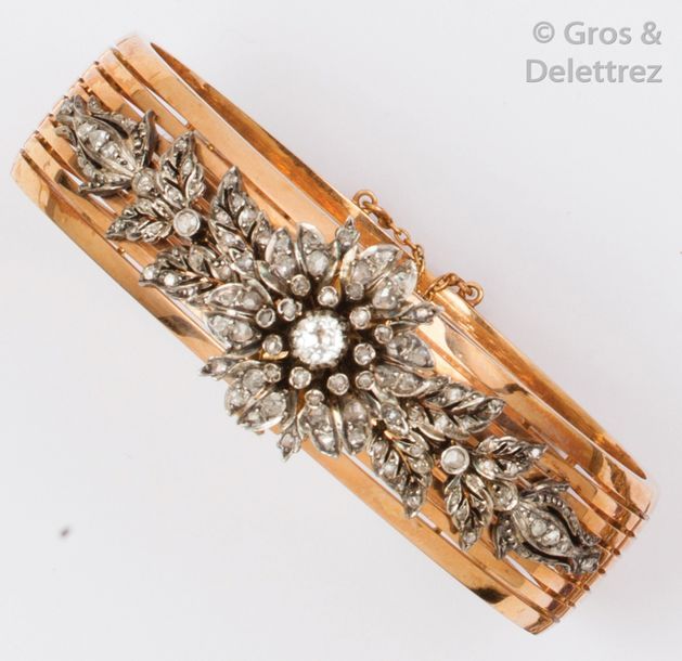 Null Bracelet jonc ouvrant en or rose et argent orné d’un motif de fleur sertie &hellip;