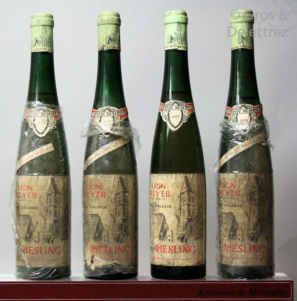 Null 4 bouteilles ALSACE - RIESLING - Léon Beyer 1959 Etiquettes tachées, griffé&hellip;