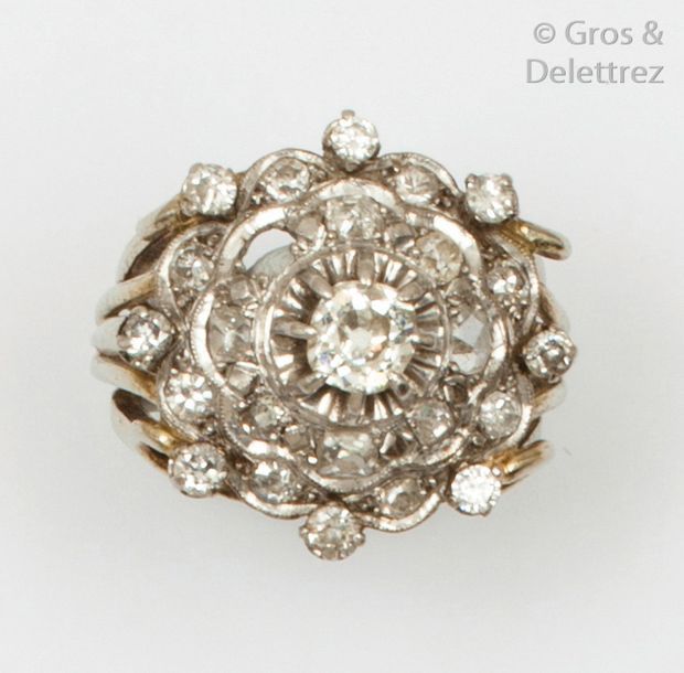 Null Bague « Dôme » en or gris ornée d’un diamant taillé en brillant dans un dou&hellip;