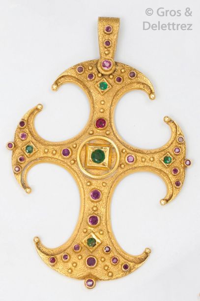 Null Croix pendentif en or jaune ornée de rubis et d’émeraudes. Dimension : 5,5x&hellip;