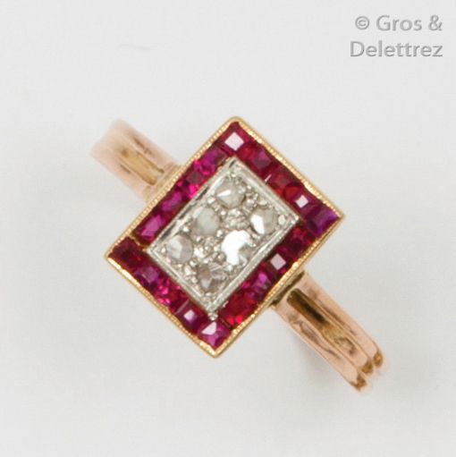 Null Bague en or rose ornée d’un motif rectangulaire pavé de diamants taillés en&hellip;