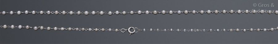 Null Collier raz de cou en or gris alterné de petites perles fines. Vers 1910. P&hellip;