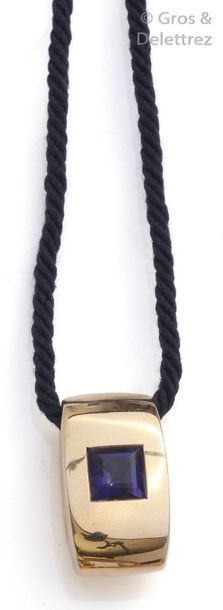 CHAUMET Collier cordon noir et son pendentif boucle stylisé agrémenté d’une ioli&hellip;