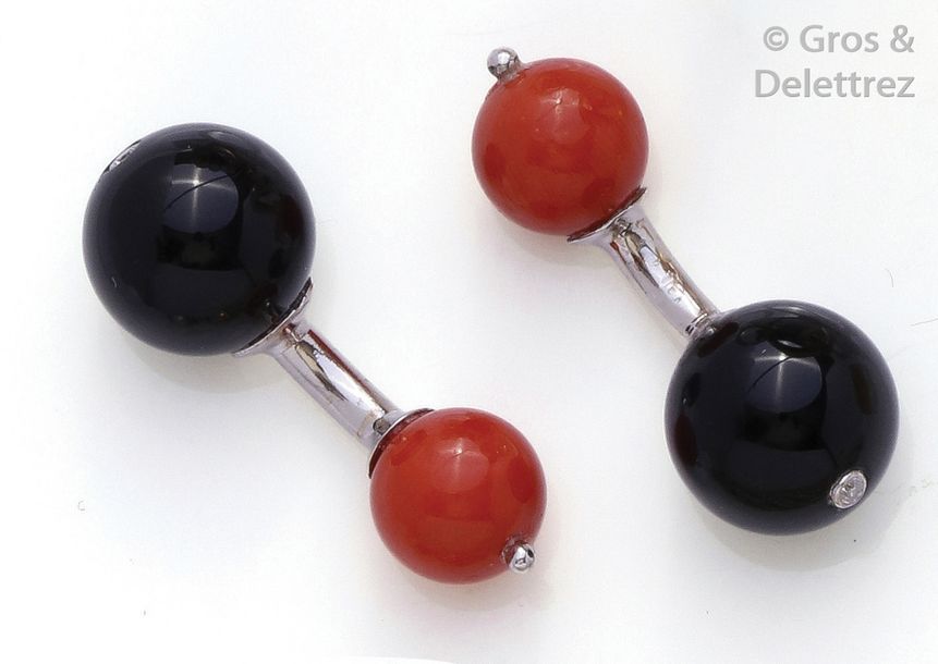 Null Paire de boutons de manchettes en or gris ornés de perles d’onyx et de cora&hellip;