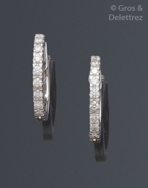 Null Paire d’anneaux d’oreilles en or gris ornés de diamants taillés en brillant&hellip;
