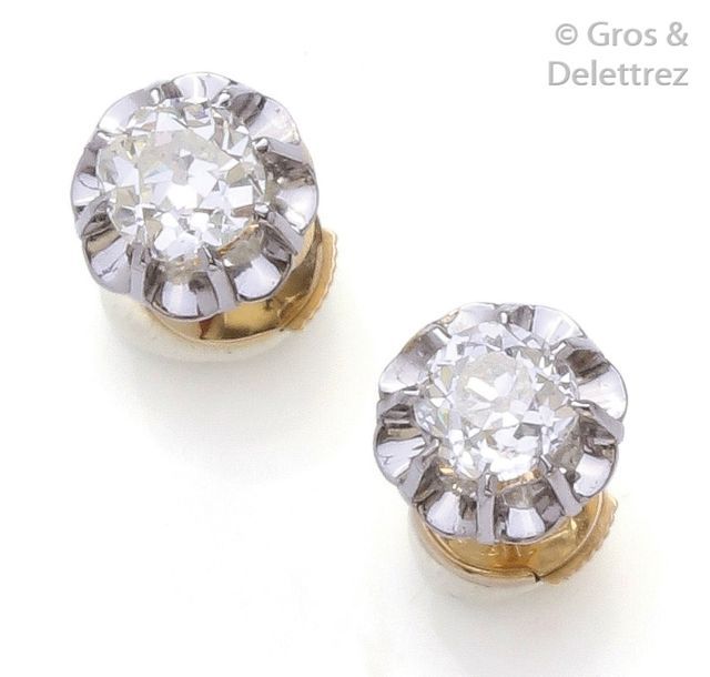 Null Paire de boutons d’oreilles en or jaune et or gris chacun orné d’un diamant&hellip;