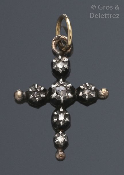 Null Croix «?Provençale?» en or jaune et argent ornée de diamants taillés en ros&hellip;